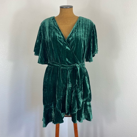 BB Dakota velvet Night Fever Wrap Dress M Ruffle Frilly Emerald Green Holiday - Picture 1 of 14